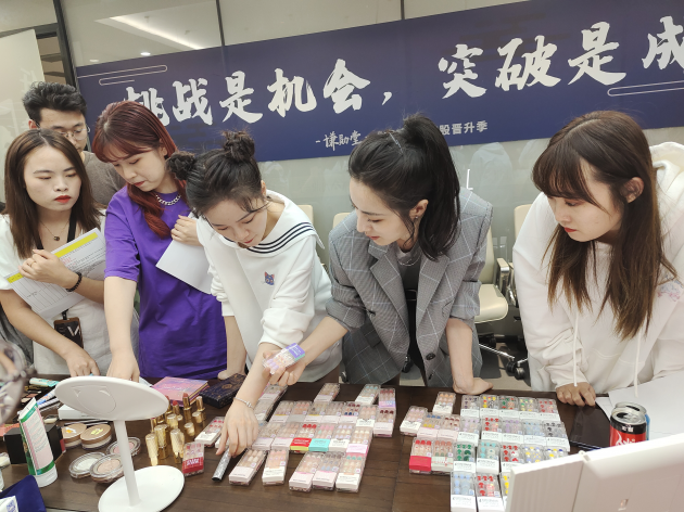 勝負已分？薇婭雙十一預(yù)售首日GMV53.2億元，超李佳琦14.5個億