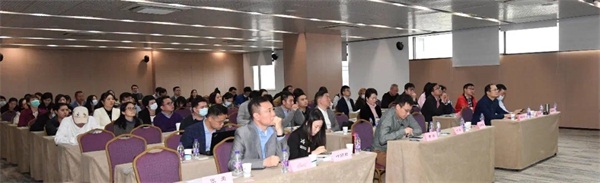 新蛋專家網(wǎng)紅“2020年度上?？缇畴娚坛隹谂嘤栔堋?/></p><p>Newegg新蛋中國作為上?？缇畴娮由虅?wù)行業(yè)協(xié)會的副會長單位，受邀參加此次線下專場培訓活動。并派出資深跨境電商講師團隊。本次新蛋專場培訓課程也做了精心設(shè)計。特邀五位具有多年經(jīng)驗的資深講師緊密圍繞新蛋跨國開店業(yè)務(wù)進行了詳細的講解課程。</p><p>本次培訓課程體系得到會與用戶的高度認可。新蛋中國講師團隊首先先為與會企業(yè)代表詳細分析了新蛋優(yōu)勢地域——北美市場的客群消費習慣，根據(jù)新蛋19年深耕北美的電商經(jīng)驗，為企業(yè)代表清晰的做了北美用戶畫像描述。</p><p>其次，新蛋中國講師團隊從旺季賣家如何備貨、如何快速出單、如何做好店鋪運營、如何通過平臺增值營銷工具配套服務(wù)抓住銷量增長時機等方面進行大數(shù)據(jù)分析報告，通過嚴謹?shù)臄?shù)據(jù)分析，流量分析，日、周、月、季、年不同時間節(jié)點的數(shù)據(jù)，深入淺出的剖析旺季如何贏得訂單。</p><p align=