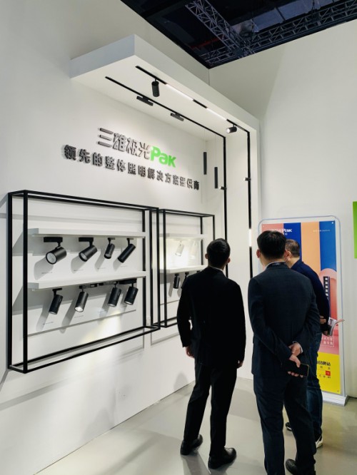 人從眾模式開啟！三雄極光刷爆零售展！