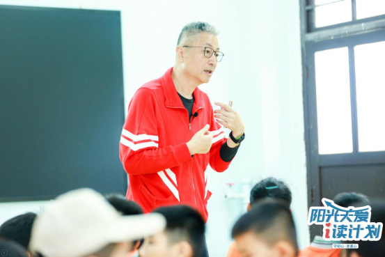 “陽(yáng)光關(guān)愛·i讀計(jì)劃”進(jìn)行時(shí) 科幻作家、援鄂醫(yī)生走進(jìn)村小