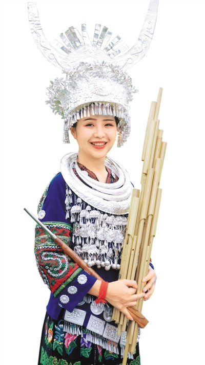 95后女大學(xué)生傳承非遺苗銀鍛造技藝，一場(chǎng)抖音直播賣(mài)出5萬(wàn)銀飾