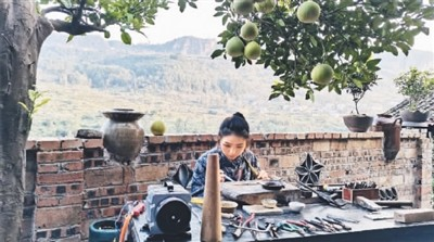 95后女大學(xué)生傳承非遺苗銀鍛造技藝，一場(chǎng)抖音直播賣(mài)出5萬(wàn)銀飾