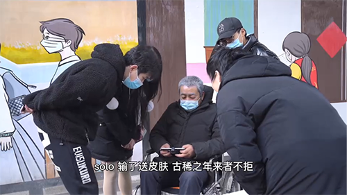 70歲大爺路邊單挑王者榮耀，你大爺永遠是你大爺