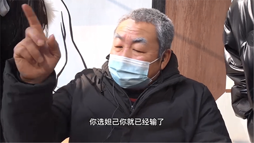 70歲大爺路邊單挑王者榮耀，你大爺永遠是你大爺