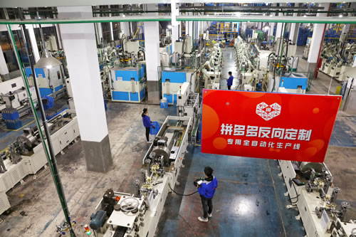 ▲拼多多“新品牌計(jì)劃”某代表企業(yè)的反向定制生產(chǎn)線。（攝影 小滿）.jpg