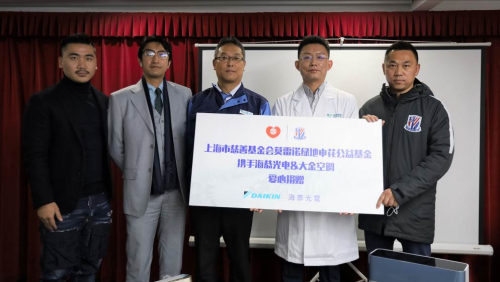 圣誕關(guān)愛 冬日升溫，大金空調(diào)攜手莫雷諾綠地申花公益基金進(jìn)行愛心捐贈(zèng)