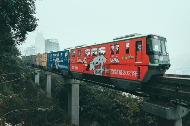 京東吉祥物JOY與芝麻街人物在獨(dú)家視頻中首次同框，新的一年祝您“芝麻開(kāi)門(mén)”，收獲更多驚喜！