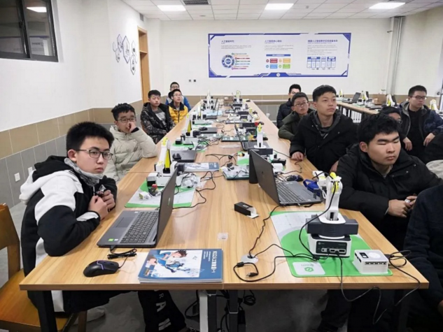 青島聯(lián)合騰訊智啟為學生搭建人工智能實驗室 融合AI技術、編程工具和機械臂
