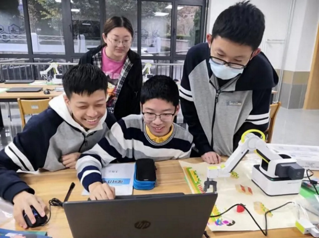青島聯(lián)合騰訊智啟為學生搭建人工智能實驗室 融合AI技術、編程工具和機械臂