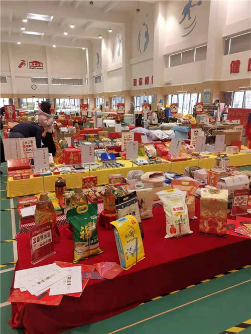 紛來(lái)與麥德龍、華潤(rùn)、蘇寧等一同受邀為深航提供新春慰問(wèn)品服務(wù)
