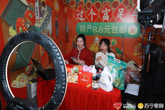 零售云店主自制暖心告示牌，要幫老人免費貼春聯(lián)！