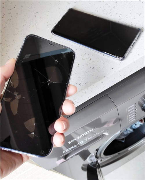 暴力測試？華為Mate40、蘋果 iPhone12手機被丟進洗衣機