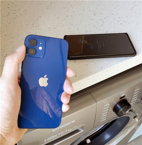 暴力測試？華為Mate40、蘋果 iPhone12手機被丟進洗衣機