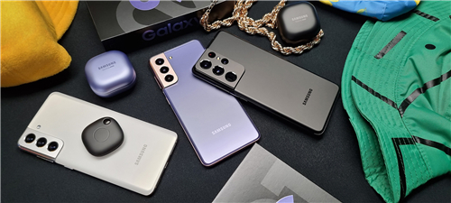 三星Galaxy S21 5G系列：牛年年貨也要“?！?/></p><p>購買鏈接：https://www.samsungeshop.com.cn/activity/galaxyS21</p><p><strong>好“屏”配好劇 演繹更精彩</strong></p><p>坐在沙發(fā)或床上，身邊放著零食飲料，外面陽光正好，拿著手機追著好劇，這不正是很多人春節(jié)回家最向往的生活。有這種想法的用戶，相信心中早就列好了一個追劇觀影或者刷爆笑綜藝的清單，然而沒有一部擁有出色屏幕的手機，那可有點“掉鏈子”。三星Galaxy S21 5G系列作為屏幕大廠三星電子的最新力作，全系搭載了第二代動態(tài)AMOLED屏幕，無疑給各個預算段位的消費者帶來了十足驚喜。該屏幕不僅可以實現(xiàn)至高1500尼特的亮度，并且達到了100%色域覆蓋，在色彩的還原上亦更為逼真生動。無論是科幻大片還是走心劇情類作品，在三星Galaxy S21 5G系列的呈現(xiàn)下，相信都將更具畫面張力。</p><p align=