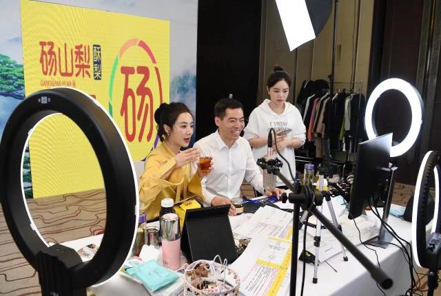 直播電商助力減貧，薇婭參與新華社紀(jì)錄片《中國(guó)減貧密碼》錄制
