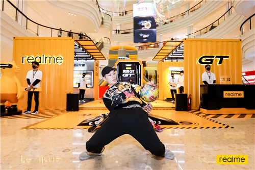 realme真我GT火爆來(lái)襲，最潮快閃店人氣爆棚