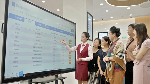 2021年銀行都在用哪些智能設(shè)備？行業(yè)力推MAXHUB智能營銷一體機(jī)