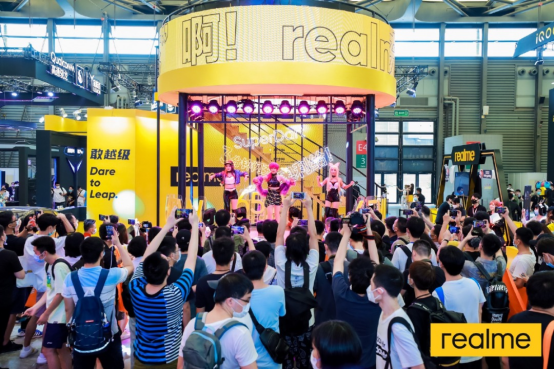 新華社打CALL，realme推動5G手機(jī)規(guī)?；占?/></p><p>準(zhǔn)確的定位、潮流的設(shè)計、高質(zhì)量的品質(zhì)，以及差異化的市場策略，realme因此在海外市場快速崛起。realme用9個季度突破全球銷量5000萬臺，成為最快達(dá)到5000萬銷量的智能手機(jī)品牌。</p><p>目前，realme已進(jìn)入全球61個市場，穩(wěn)居全球第7，在海外14個市場排名前5，斬獲7000萬用戶。</p><p align=