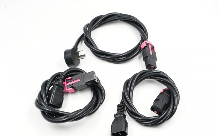 桌子上擺放著一些電子產(chǎn)品

中度可信度描述已自動(dòng)生成