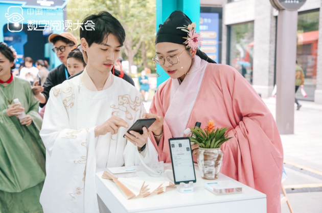 海信閱讀手機亮相中國數字閱讀大會 持續(xù)技術創(chuàng)新引領護眼閱讀發(fā)展