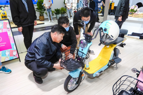 頭條！愛瑪“追星計劃”再掀電動車潮流革命，為年輕人打造的專屬騎行藝術(shù)！