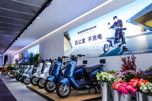 頭條！愛瑪“追星計劃”再掀電動車潮流革命，為年輕人打造的專屬騎行藝術(shù)！