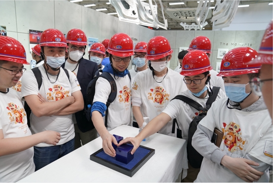 富途牛牛圈調(diào)研團探秘蔚來：“工廠放假了嗎？不，是機器人在生產(chǎn)”