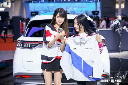 鐵粉車主參加BEIJING京友匯體驗(yàn)活動(dòng) 上海車展展臺(tái)開(kāi)啟車主直播