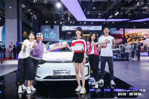 鐵粉車主參加BEIJING京友匯體驗(yàn)活動(dòng) 上海車展展臺(tái)開(kāi)啟車主直播