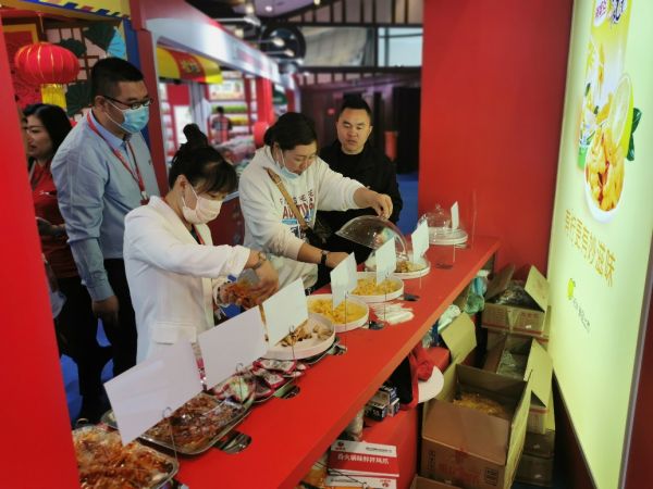 辣媳婦攜十余新品亮相糖酒會，招商加盟人氣火爆