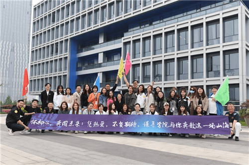 謙尋榮獲2021淘寶直播盛典26項(xiàng)大獎(jiǎng)，薇婭攜團(tuán)隊(duì)驚艷亮相紅毯