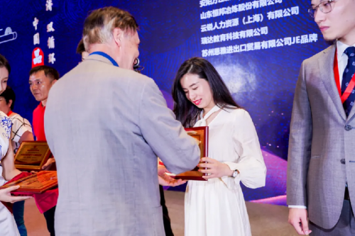真人力出席2021中國品牌博鰲峰會，創(chuàng)始人CEO曾麗曉接受CCTV專訪