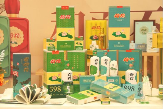 貴州荷花酒品牌魅力再次綻放，攜手凱迪拉克打造跨界合作經典
