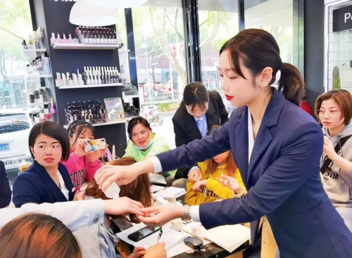 收錢吧商家故事：9年開6家化妝品連鎖，美女老板有秘方
