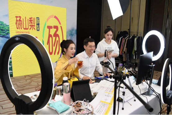 安徽小鎮(zhèn)女孩薇婭“回鄉(xiāng)記”：做公益直播、建希望小學(xué)、助鄉(xiāng)村產(chǎn)業(yè)帶發(fā)展