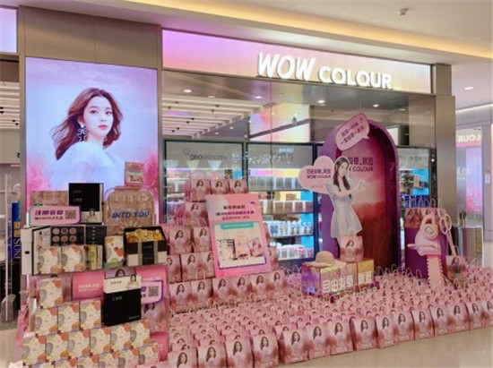 歐陽娜娜攜手WOW COLOUR，演繹真“拔草”夢幻大片