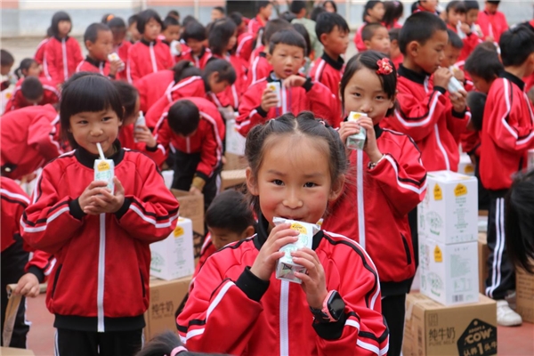 暖心！薇婭為希望小學(xué)的孩子們送上“六一”兒童節(jié)大禮包