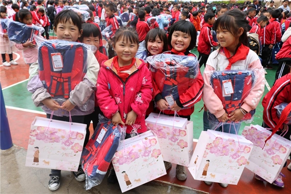 暖心！薇婭為希望小學(xué)的孩子們送上“六一”兒童節(jié)大禮包