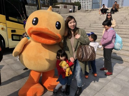 B.Duck小黃鴨主題獻(xiàn)血車在路上，速度上車！