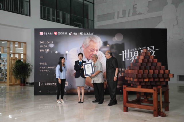 64歲中國木匠大爺打造魯班鎖，成功打破吉尼斯世界紀(jì)錄