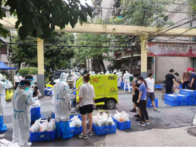 科技戰(zhàn)疫：行深智能無人配送車開進隔離區(qū)為居民運送物資