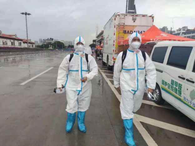 科技戰(zhàn)疫：行深智能無人配送車開進隔離區(qū)為居民運送物資