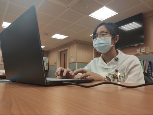 智能機器人進入專責(zé)病房 臺中慈濟防疫新利器