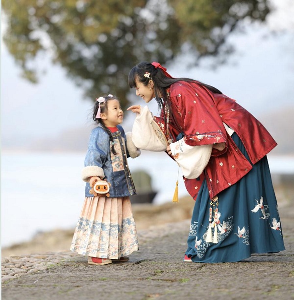 快要抑郁的80后公務(wù)員“寶媽”，自創(chuàng)“國學(xué)手勢舞”在抖音重新綻放
