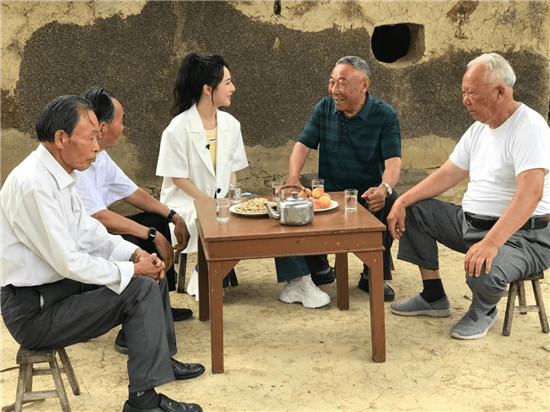 薇婭探訪安徽鳳陽小崗村，再次感受到中國農(nóng)民的敢為人先