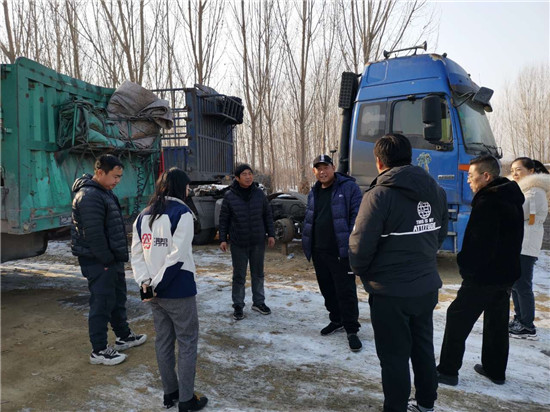 最近，滿幫幫助了一對(duì)孤兒，把父母留下的事故車運(yùn)回老家