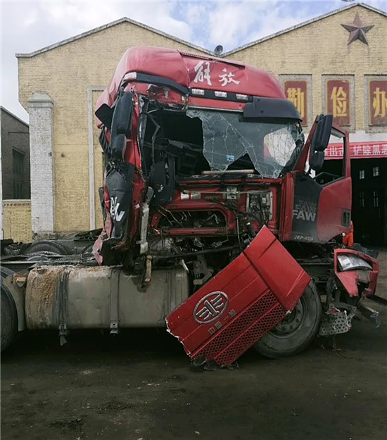 最近，滿幫幫助了一對(duì)孤兒，把父母留下的事故車運(yùn)回老家