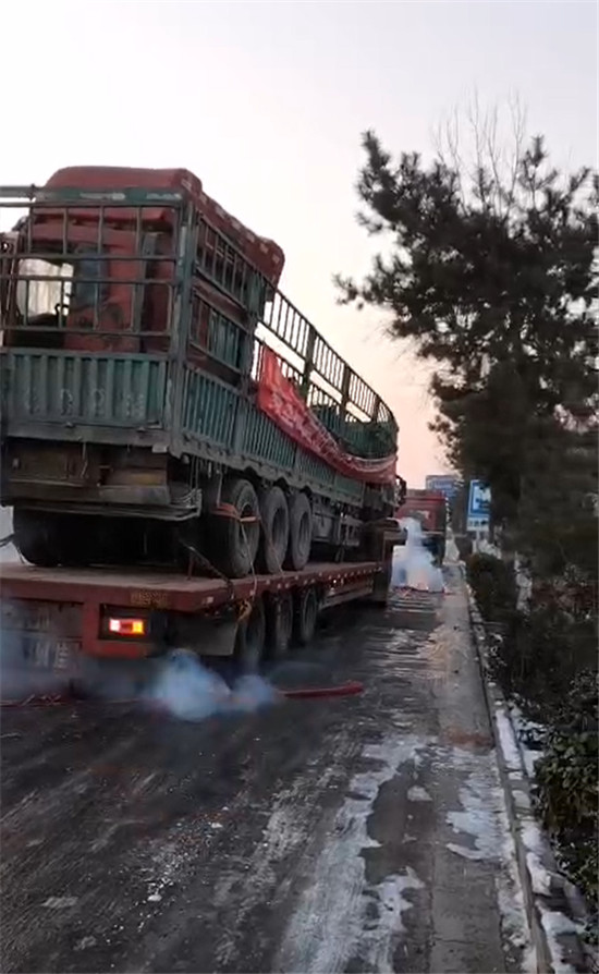 最近，滿幫幫助了一對(duì)孤兒，把父母留下的事故車運(yùn)回老家