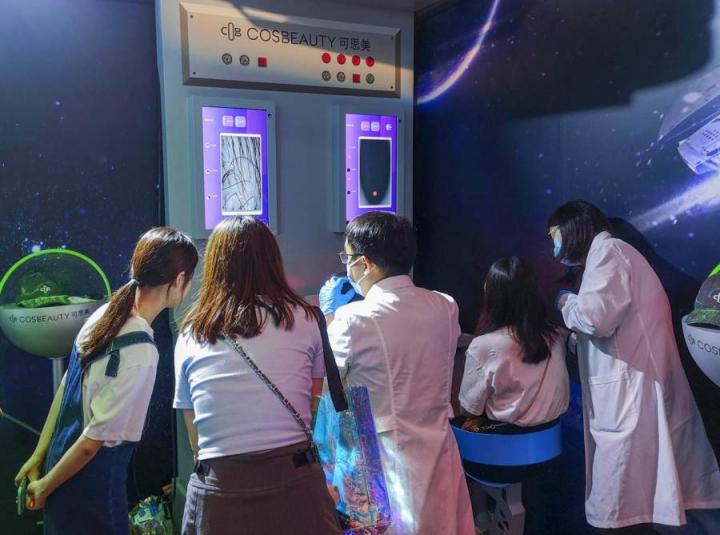 直擊2021淘寶造物節(jié)現(xiàn)場，硬核黑科技可思美電激光生發(fā)儀來啦！