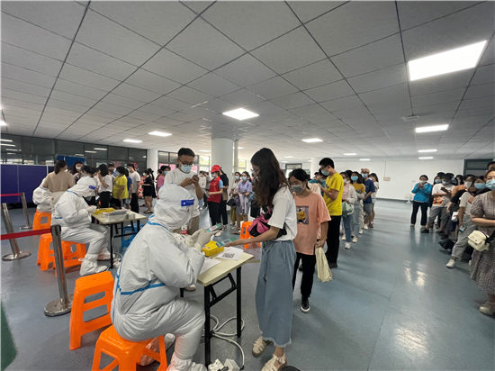 江寧高新區(qū)核酸檢測： 商家、企業(yè)齊助力 共筑疫情防控線。